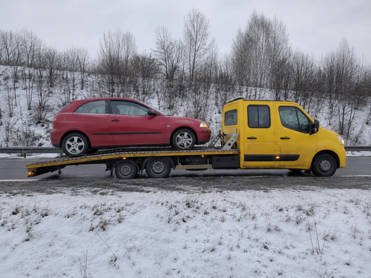 Holowanie auta na lawecie w śniegu – Świdnica