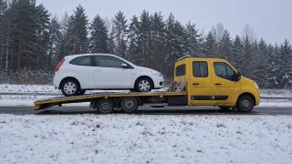 Holowanie auta na lawecie zimą – Świdnica