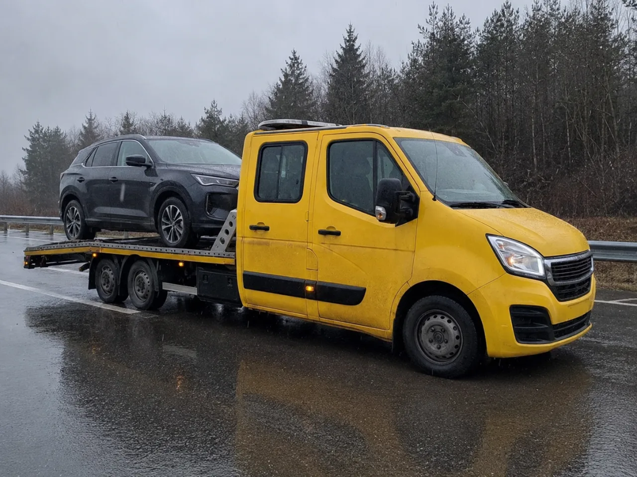 Holowanie SUV-a na lawecie w deszczu – Świdnica
