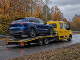 Auto elektryczne wciągnięte na platformę lawety – Świdnica
