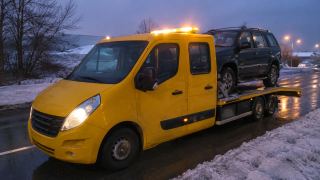SUV na lawecie nocą – pomoc drogowa Świdnica