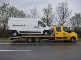 Transport busa dostawczego na lawecie – Świdnica
