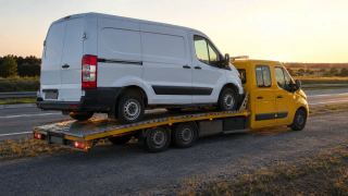 Transport busa o zachodzie słońca – Świdnica