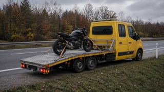 Załadunek motocykla przy drodze – Świdnica