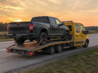 Transport pickupa o zachodzie słońca – Świdnica